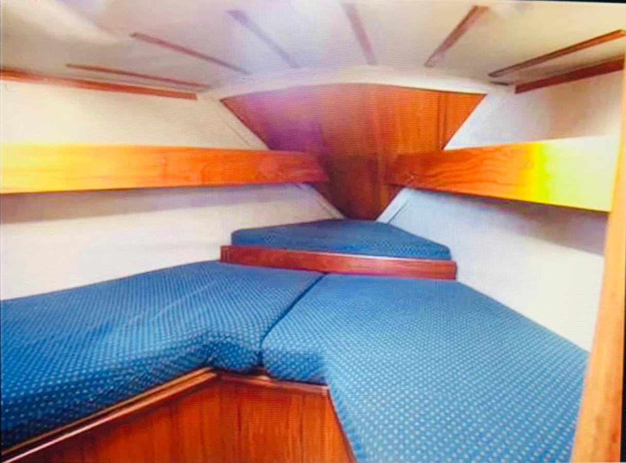 Cosy Sailing Boat Glamping Accommodation On The River In Sandwich Exterior photo