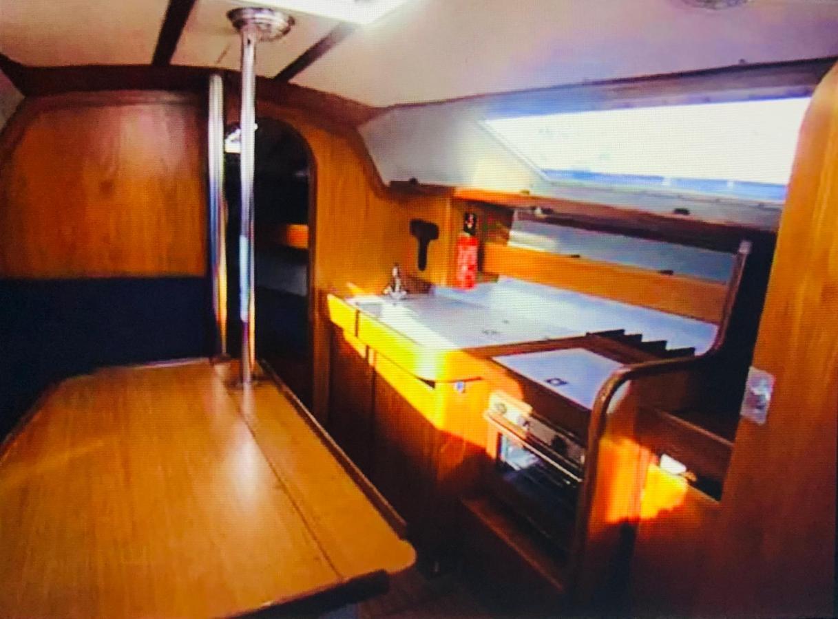 Cosy Sailing Boat Glamping Accommodation On The River In Sandwich Exterior photo