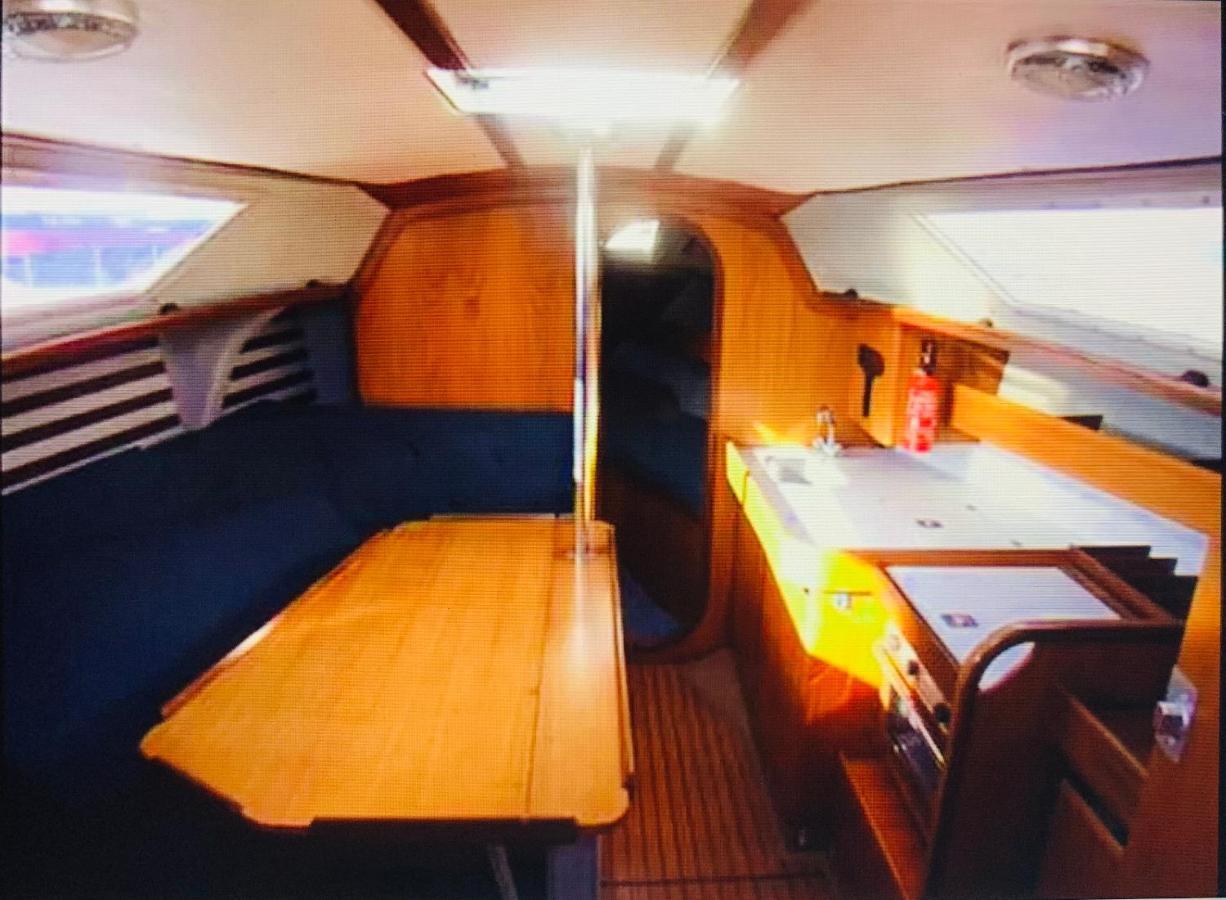 Cosy Sailing Boat Glamping Accommodation On The River In Sandwich Exterior photo