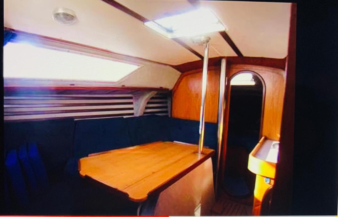 Cosy Sailing Boat Glamping Accommodation On The River In Sandwich Exterior photo