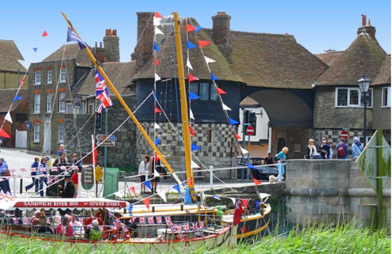 Cosy Sailing Boat Glamping Accommodation On The River In Sandwich Exterior photo